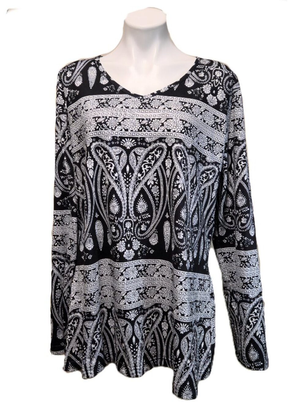 ❤️ 4/$20 Black and white top Women's size 22 black white tunic paisley floral